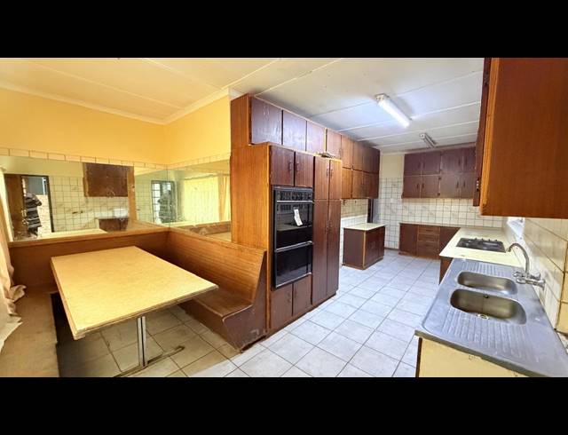 8 BEDROOM HOUSE FOR SALE IN WEST PARK
